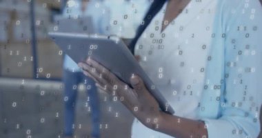 Ofisteki çeşitli iş adamları üzerinde ikili kodlama veri işleme animasyonu. Küresel finans, iş, bağlantılar, hesaplama ve veri işleme kavramı dijital olarak oluşturulmuş video.