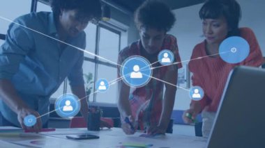 Ofisteki farklı iş adamlarının insanlarla olan bağlantılarının animasyonu. Küresel finans, iş, bağlantılar, hesaplama ve veri işleme kavramı dijital olarak oluşturulmuş video.