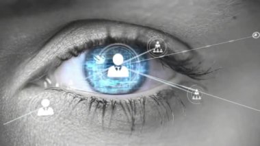 Ağ bağlantıları ve dijital veri işleme animasyonuyla gözün yakın çekimi. Teknoloji, siber güvenlik, yenilik, yapay zeka, bağlantı, fütüristik