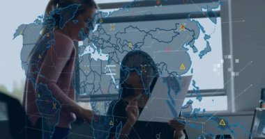 Ofisteki çeşitli iş adamları üzerinde veri işleme animasyonu. Küresel finans, iş, bağlantılar, hesaplama ve veri işleme kavramı dijital olarak oluşturulmuş video.