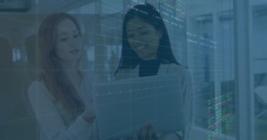 Muhtelif meslektaşların ofiste iş görüşmesi üzerine finansal veri işleme animasyonu. Küresel iş, finans, bilgisayar ve dijital arayüz kavramı dijital olarak oluşturulmuş video.