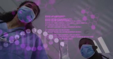 Yüz maskeli çeşitli doktorlar üzerinde DNA iplikçikleri ve veri işleme animasyonu. Tıp, bilim ve dijital arayüz kavramı dijital olarak oluşturulmuş video.