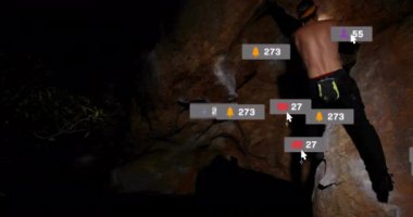 Kaya tırmanıcısının tırmanma mağara duvarına tırmanması ve sosyal medya bilgilendirmeleriyle sahne üzerine animasyon. Macera, kaya tırmanışı, ekstrem sporlar, meydan okuma, açık hava, keşif