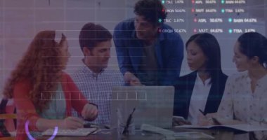 Çeşitli iş adamlarının iş görüşmeleri üzerine veri işleme ve diyagramların animasyonu. İş, teknoloji ve dijital arayüz kavramı dijital olarak oluşturuldu.