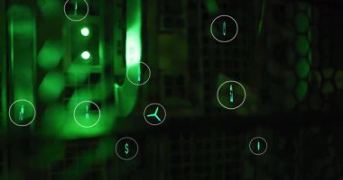 Bilgisayar sunucularında ekolojik simgelerin ve veri işlemlerinin animasyonu. Küresel çevre, bağlantılar, hesaplama ve veri işleme kavramı dijital olarak oluşturulmuş video.