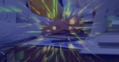 Ofisteki bilgisayarı kullanan beyaz iş adamlarıyla olan bağlantıların animasyonu. Küresel finans, iş, bağlantılar, hesaplama ve veri işleme kavramı dijital olarak oluşturulmuş video.