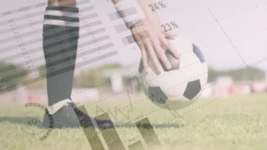 Sahada topu olan futbolcu, olay yerinde veri analizi ve istatistik animasyonu. Spor, futbol, atlet, yarışma, teknoloji, performans