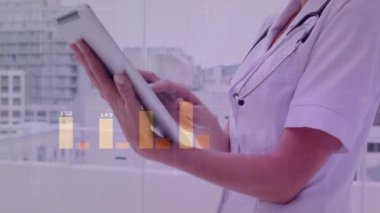 Hastanede tablet kullanan melez bir kadın doktor üzerinde veri işleme animasyonu. Küresel tıp, sağlık, bilgisayar ve dijital arayüz kavramı dijital olarak oluşturulmuş video.