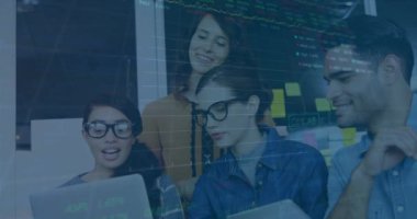 Muhtelif meslektaşların ofiste iş görüşmesi üzerine finansal veri işleme animasyonu. Küresel iş, finans, bilgisayar ve dijital arayüz kavramı dijital olarak oluşturulmuş video.