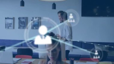 Ofisteki farklı iş adamlarının insanlarla olan bağlantılarının animasyonu. Küresel finans, iş, bağlantılar, hesaplama ve veri işleme kavramı dijital olarak oluşturulmuş video.