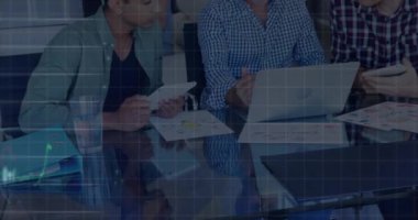 Çeşitli iş adamlarının iş görüşmeleri üzerine veri işleme ve diyagramların animasyonu. İş, teknoloji ve dijital arayüz kavramı dijital olarak oluşturuldu.