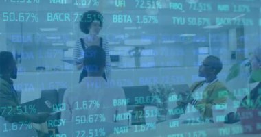 Ofisteki çeşitli iş adamları üzerinde finansal veri işleme animasyonu. Finans, teknoloji, takım çalışması, analitik, kurumsal, profesyonel