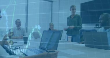 Finansal veriler modern ofisteki iş toplantısı üzerine animasyon çizelgesi hazırlıyor. Finans, analitik, şirket, teknoloji, takım çalışması, sunum