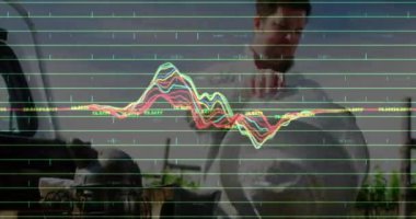 Dışarıda çalışan koruyucu giysili biri için finansal veri analizi. Finans, teknoloji, istatistik, araştırma, ekonomi, bilgi