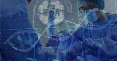 Operasyon sırasında çeşitli cerrahların üzerinde veri işleme ve DNA iplikçiklerinin canlandırılması. Teknoloji, tıp ve dijital arayüz kavramı dijital olarak oluşturulmuş video.