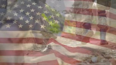 Çeşitli erkek askerler üzerinde ABD bayrağının canlandırılması. Askerlik, vatanseverlik ve ulusal bayraklar dijital olarak oluşturulmuş video konsepti.