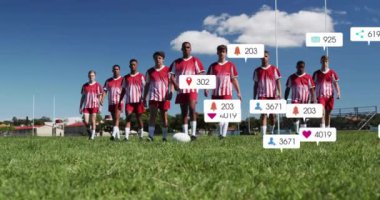 Çeşitli ragbi oyuncuları üzerinde simge ve veri işleme animasyonları. Küresel spor, rekabet, bağlantılar, hesaplama ve veri işleme kavramı dijital olarak oluşturulmuş video.