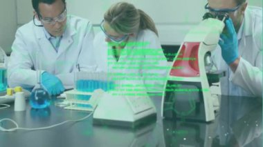 Laboratuvarda çalışan çeşitli bilim adamları üzerinde veri işleme ve kimyasal formüllerin animasyonu. Küresel bilim, bilgisayar ve dijital arayüz kavramı dijital olarak oluşturulmuş video.