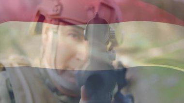 Kafkasyalı silahlı askerin üzerinde rusya bayrağının canlandırılması. Silahlı kuvvetler, savaş, çatışma, vatanseverlik ve savunma konsepti dijital olarak oluşturulmuş video.