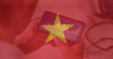 Vietnam bayrağının beyaz iş adamının üzerinde akıllı telefon kullanılarak canlandırılması. Vatanseverlik, iş ve dijital arayüz kavramı dijital olarak oluşturulmuş video.