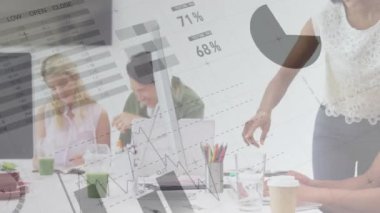 Muhtelif meslektaşların ofiste iş görüşmesi üzerine finansal veri işleme animasyonu. Küresel iş, finans, bilgisayar ve dijital arayüz kavramı dijital olarak oluşturulmuş video.