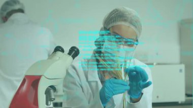 Laboratuvarda çalışan beyaz kadın bilim adamı üzerinde veri işleme ve kimyasal formülün animasyonu. Küresel bilim, bilgisayar ve dijital arayüz kavramı dijital olarak oluşturulmuş video.