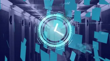 Sunucu odasının üzerinde dijital saat animasyonu, bulut hesaplama ve veri depolamayı temsil ediyor. Teknoloji, zaman, ağ, internet, güvenlik, altyapı