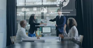 Ofisteki çeşitli iş adamları üzerinde finansal veri işleme animasyonu. Küresel finans, iş, bağlantılar, hesaplama ve veri işleme kavramı dijital olarak oluşturulmuş video.