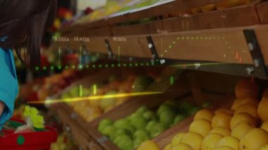 Marketten ürün seçen kadın üzerine borsa veri animasyonu. Ekonomi, finans, borsa, yatırımlar, ticaret, alışveriş