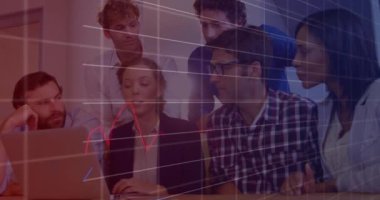 Çeşitli iş adamlarının iş görüşmeleri üzerine veri işleme ve diyagramların animasyonu. İş, teknoloji ve dijital arayüz kavramı dijital olarak oluşturuldu.