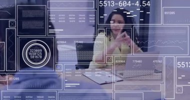 Çeşitli meslektaşların konuştuğu veri işleme ve diyagramların animasyonu. Teknoloji, iş ve dijital arayüz kavramı dijital olarak oluşturulmuş video.