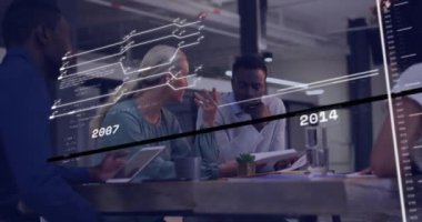 Çeşitli iş adamlarının konuşmaları üzerine veri işleme animasyonu. Küresel iş, teknoloji ve dijital arayüz kavramı dijital olarak oluşturulmuş video.