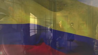 Çeşitli askerlerin ateş etmesi üzerine Kolombiya bayrağı animasyonu. Silahlı kuvvetler, savaş, çatışma, vatanseverlik ve savunma konsepti dijital olarak oluşturulmuş video.