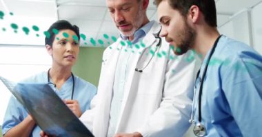 Çeşitli doktorların konuştuğu veri işleme ve diyagramların animasyonu. Küresel tıp ve dijital arayüz kavramı dijital olarak oluşturulmuş video.