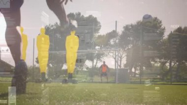 Futbol eğitim ekipmanları ve sahada veri işleme animasyonu yapan oyuncular. Futbol, atletizm, spor, teknoloji, performans, analitik