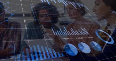 Çeşitli iş adamlarının iş görüşmeleri üzerine veri işleme ve diyagramların animasyonu. İş, teknoloji ve dijital arayüz kavramı dijital olarak oluşturuldu.