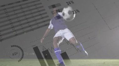 Futbolcu, finansal veri işleme animasyonuyla sahaya atlıyor. Spor, rekabet, atlet, takım çalışması, finans, iş