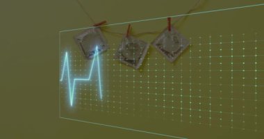 Sarı arka planda kondomlar üzerinde kardiyograf animasyonu. Küresel tıp, sağlık, bilim ve dijital arayüz kavramı dijital olarak oluşturulmuş video.