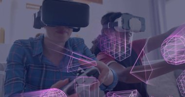 VR kulaklık kullanan farklı arkadaşların üzerindeki şekillerin görüntüsü. Küresel teknoloji, bilgisayar, iletişim ve dijital arayüz kavramı dijital olarak oluşturuldu.