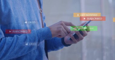 Sosyal medya simgeleri akıllı telefon kullanarak insanın orta kesimine karşı yüzüyor. Sosyal medya ağı ve iş teknolojisi kavramı