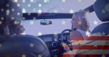 Amerika bayrağının yaz aylarında kumsalda arabadaki çeşitli mutlu kadınların üzerindeki görüntüsü. Amerikan vatanseverliği, çeşitlilik ve tatil konsepti dijital olarak oluşturulmuş imaj.