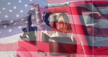 Sahilde araba süren beyaz kadın yerine Amerika bayrağı. Amerikan vatanseverliği, çeşitlilik ve tatil konsepti dijital olarak oluşturulmuş imaj.