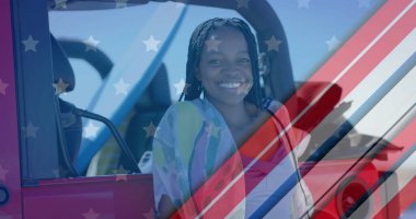 Afro-Amerikan kadın yerine Amerika bayrağının resmi. Vatanseverlik ve kutlama kavramı dijital olarak oluşturulmuş imaj.