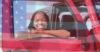 Amerika bayrağının mutlu Afro-Amerikan kadının plajdaki arabasındaki görüntüsü. Amerikan vatanseverliği, çeşitlilik ve tatil konsepti dijital olarak oluşturulmuş imaj.