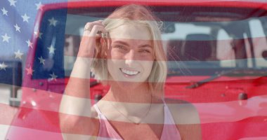 Sahilde, beyaz bir kadının üzerinde Amerikan bayrağının resmi. Amerikan vatanseverliği, çeşitlilik ve tatil konsepti dijital olarak oluşturulmuş imaj.