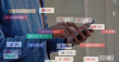 Sosyal medya simgeleri akıllı telefon kullanarak insanın orta kesimine karşı yüzüyor. Sosyal medya ağı ve iş teknolojisi kavramı