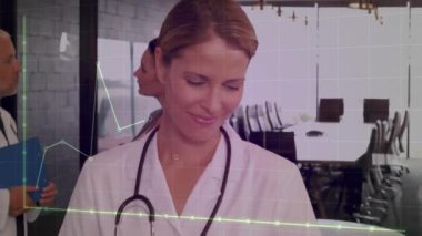 Steteskop takan beyaz kadın bir doktorun diyagramı. Tıp, teknoloji ve dijital arayüz kavramı dijital olarak oluşturulmuş video.