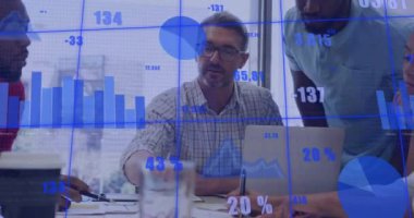 Çeşitli meslektaşların konuştuğu veri işleme ve diyagramların animasyonu. Teknoloji, iş ve dijital arayüz kavramı dijital olarak oluşturulmuş video.