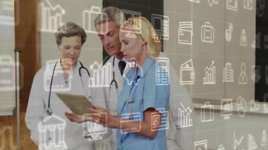 Çeşitli doktorların hastanede iş görüşmesi üzerine iş ikonlarının canlandırılması. Küresel tıp, sağlık, bilgisayar ve dijital arayüz kavramı dijital olarak oluşturulmuş video.