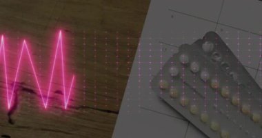 Hap yerine kardiyograf ve tahta arka planda takvim animasyonu. Küresel tıp, sağlık, bilim ve dijital arayüz kavramı dijital olarak oluşturulmuş video.